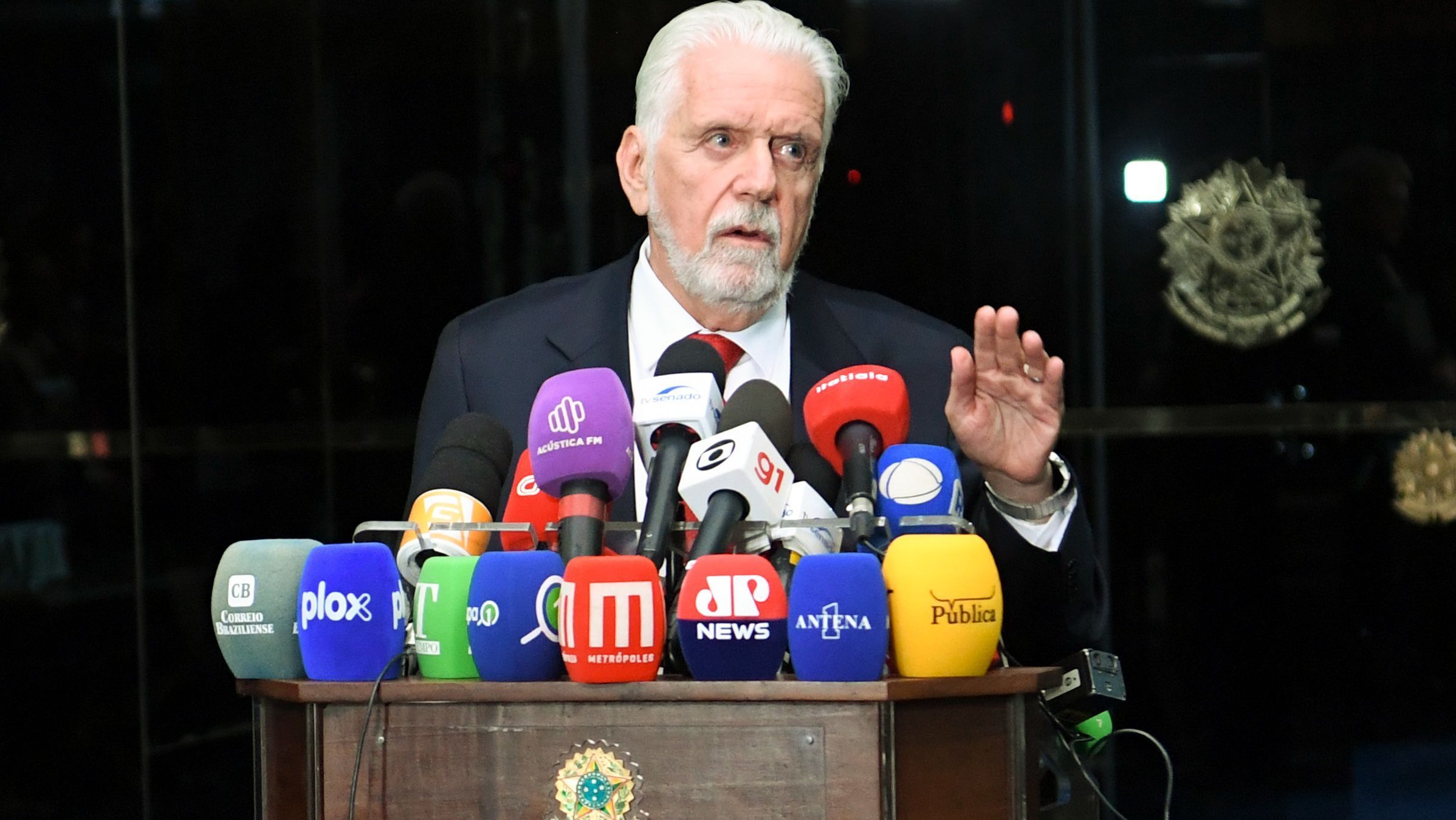 Líder do governo no Senado Federal, senador Jaques Wagner (PT-BA), concede entrevista coletiva, em Brasília, 4 de junho de 2024
