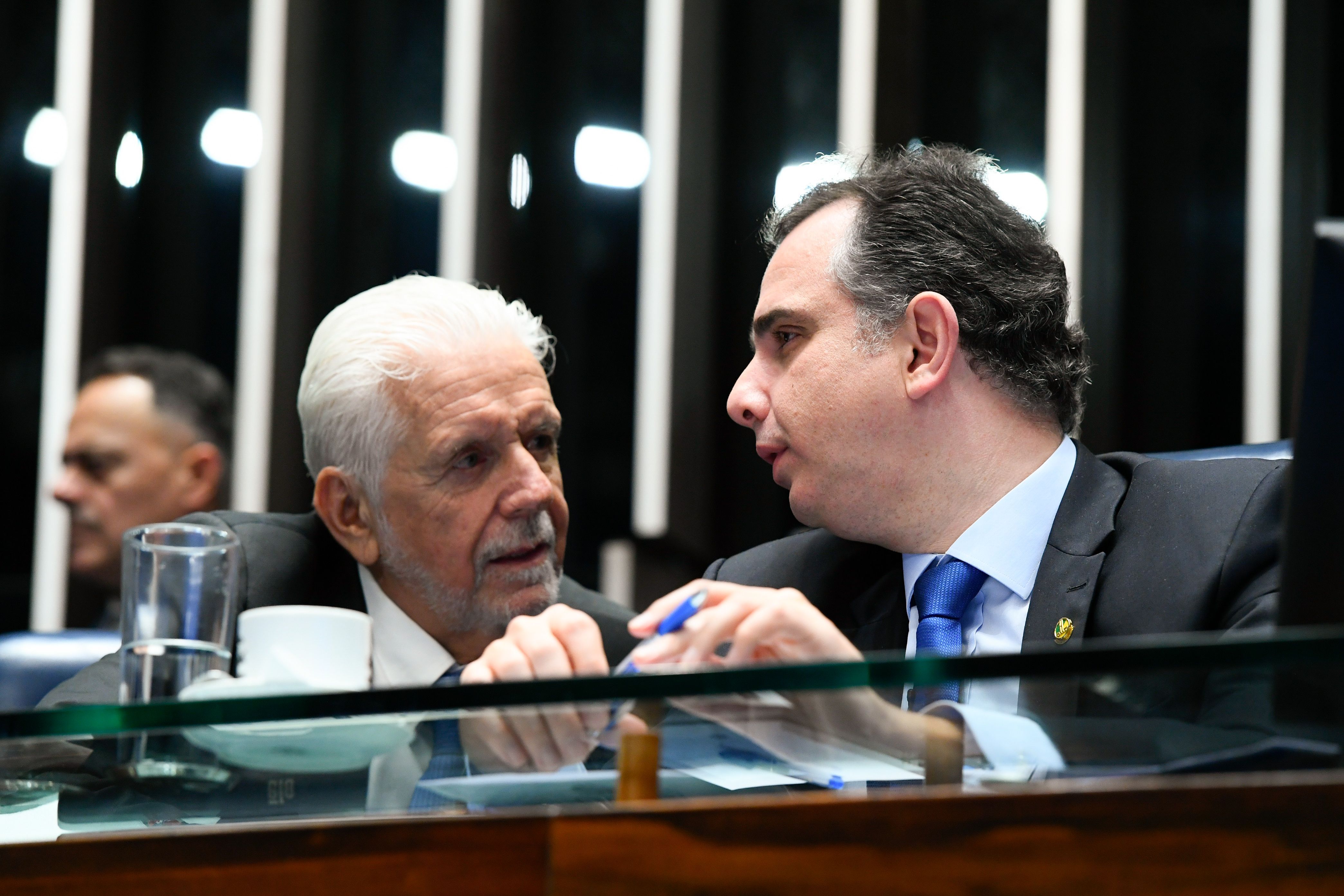 Plenário do Senado Federal durante sessão deliberativa ordinária. Na ordem do dia, PL 914/2024 que "institui o Programa Mobilidade Verde e Inovação (Programa Mover); estabelece a política de conteúdo local; altera o Decreto-Lei nº 1.804, de 3 de setembro de 1980; e revoga dispositivos da Lei nº 13.755, de 10 de dezembro de 2018". Mesa: líder do governo no Senado Federal, senador Jaques Wagner (PT-BA); presidente do Senado Federal, senador Rodrigo Pacheco (PSD-MG). Foto: Marcos Oliveira/Agência Senado