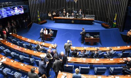 Senado aprova bolsa mínima de R$ 700 para universitários de baixa renda