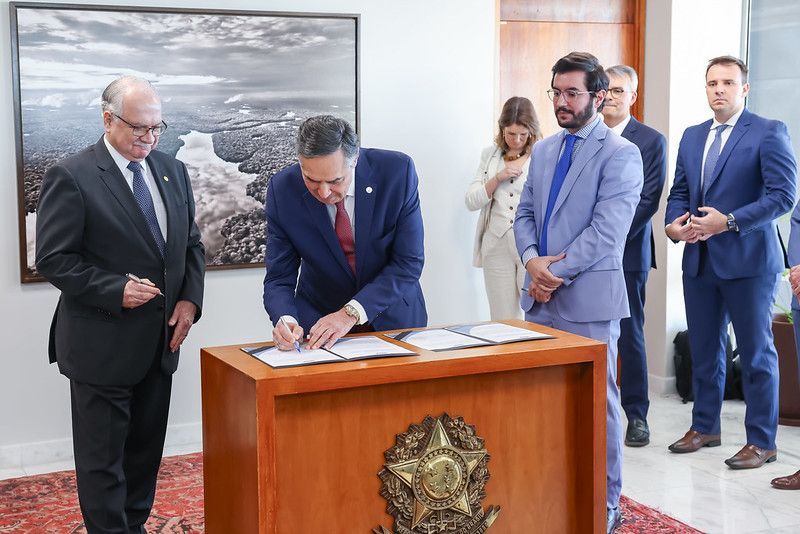 Assinatura de acordo de adesão das plataformas Meta, TikTok, Google, Kwai, Microsoft e YouTube ao Programa de Combate à Desinformação do STF