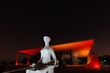 Fachada do STF iluminada de vermelho em homenagem ao Dia Mundial do Doador de Sangue