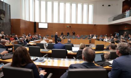 Deputados na 72ª sessão extraordinária da Assembleia Nacional.