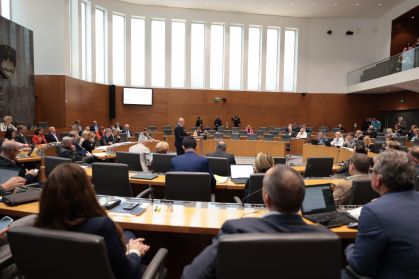 Deputados na 72ª sessão extraordinária da Assembleia Nacional.