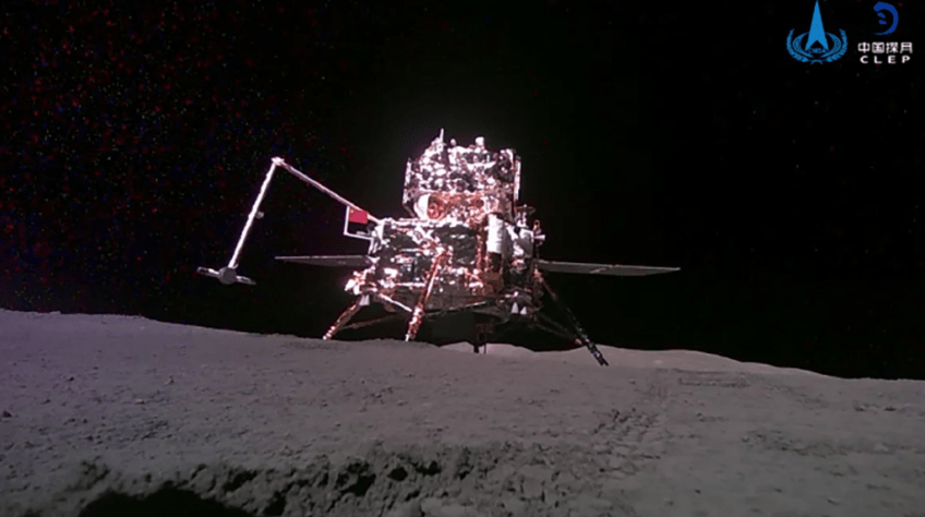 A sonda Chang'e-6 é vista hasteando uma bandeira chinesa com um braço robótico no lado oculto da Lua no início de junho / Rover lunar Chang'e 6/Weibo