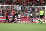 Cacá marca no fim, e Corinthians arranca empate com Athletico-PR fora de casa