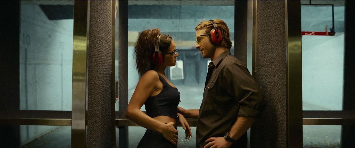 Adria Arjona e Glen Powell como "Assassino por Acaso" / Divulgação/Diamond Films
