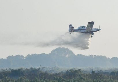Bombeiros tentam combater incêndios no Pantanal em junho de 2024