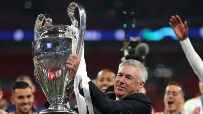 Ancelotti com a taça de campeão da Champions após a vitória em Wembley
