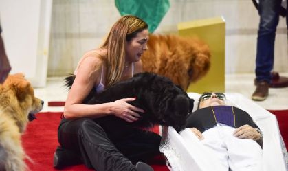 Entenda por que corpo do cantor Nahim foi velado no chão