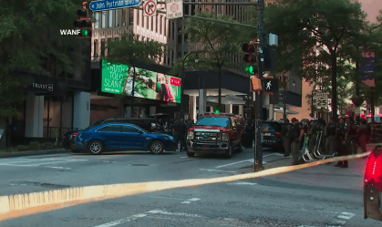 Polícia isola local em que pessoas foram baleadas em praça de alimentação em Atlanta, nos Estados Unidos