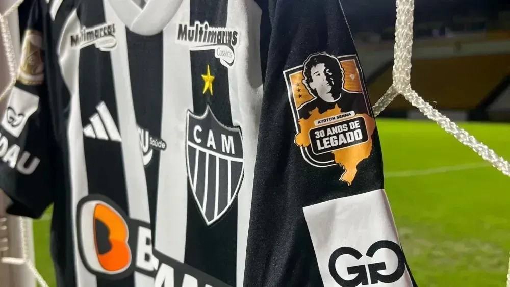 Atletico-MG homenageia Ayrton Senna com um patch na camisa de jogo
