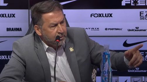 Augusto Melo sugere que o repórter investigue a Ezze, empresa que estampa a parte traseira da camisa corintiana