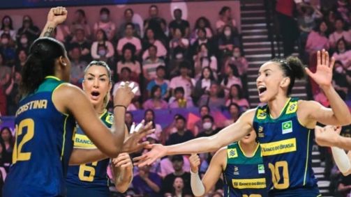 Ana Cristina, Thaísa e Gabi comemorando ponto sobre a Bulgária pela Liga das Nações