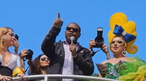 Ministro Silvio Almeida, dos Direitos Humaos, durante a 28ª Parada do Orgulho LGBT+, em São Paulo, em 2 de junho de 2024