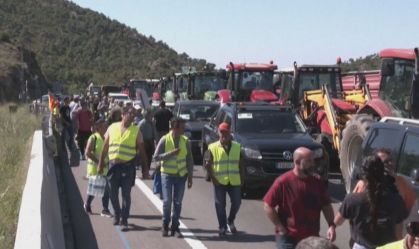 Fazendeiros bloqueiam estradas na fronteira entre França e Espanha