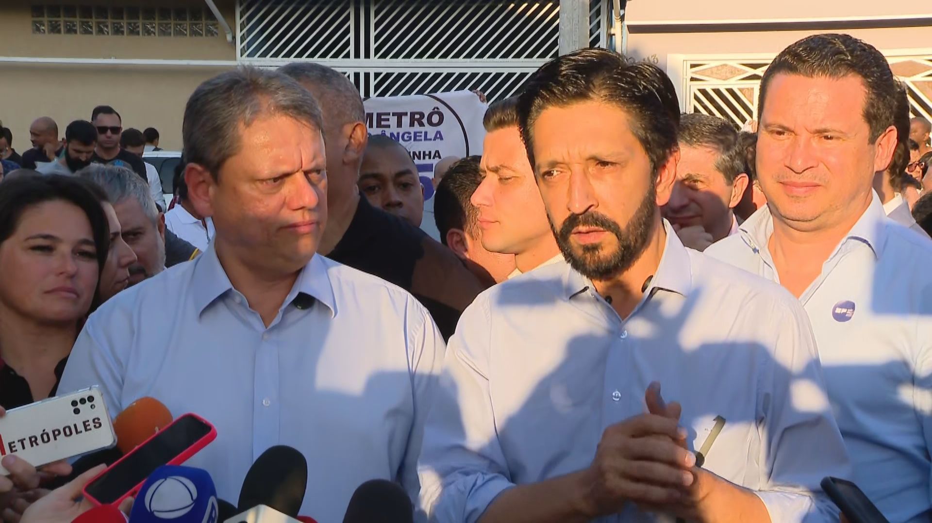 Tarcísio de Freitas (Republicanos), governador de São Paulo, e Ricardo Nunes (MDB), prefeito da capital, em agenda pública no Jardim Ângela, zona sul do município, em 21 de junho de 2024