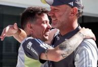 Bernard se apresenta ao Atlético-MG e recebe carinho de Milito; veja fotos