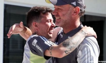 Bernard se apresenta ao Atlético-MG e recebe carinho de Milito; veja fotos