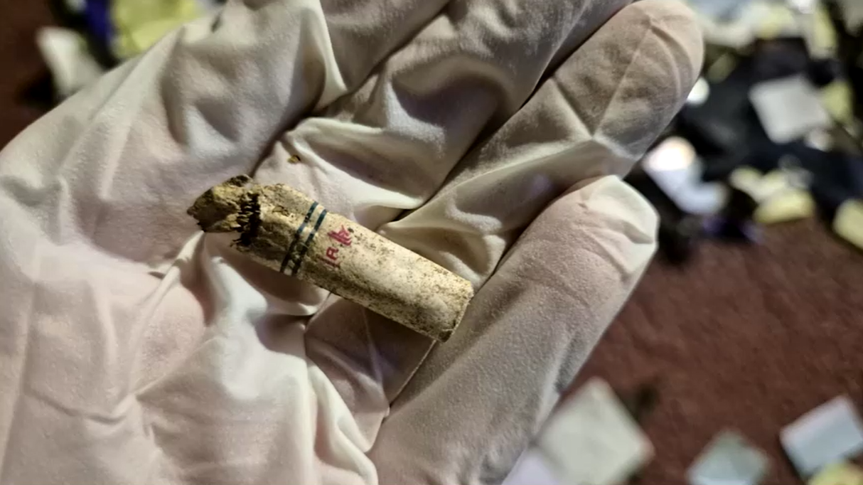 Bituca de cigarro da Coreia do Norte em saco de lixo preso a balões vindos da fronteira até a Coreia do Sul / Yonhap News Television/ Ministério de Defesa da Coreia do Sul