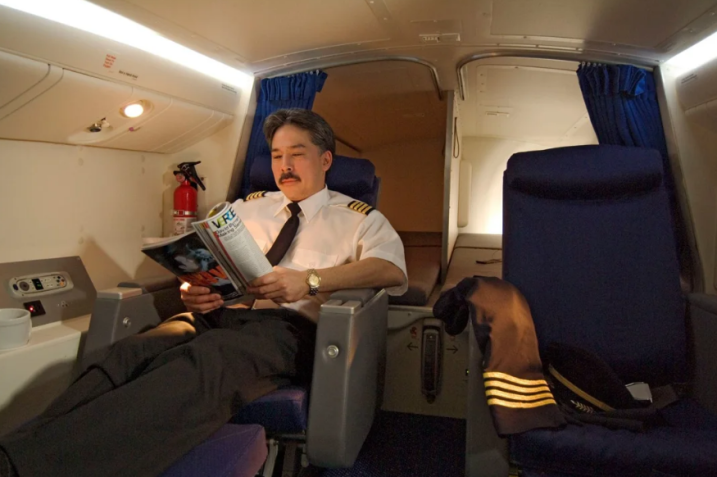 A área de descanso para pilotos é perto da cabine / Divulgação / Boeing