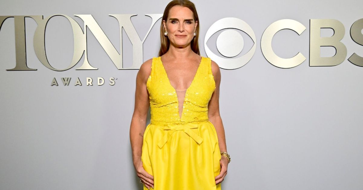 Brooke Shields revela como filhas descobriram romance com John Kennedy Jr.