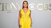 Brooke Shields revela como filhas descobriram romance com John Kennedy Jr.