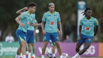 Bruno Guimarães (centro) em ação em treino da Seleção Brasileira