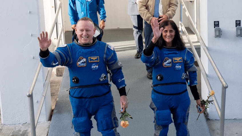 O veículo espacial Starliner levou dois astronautas da Nasa para a Estação Espacial Internacional; na foto, Butch Wilmore (esq.) e Suni Williams (dir.) / Nasa/Joel Kowsky