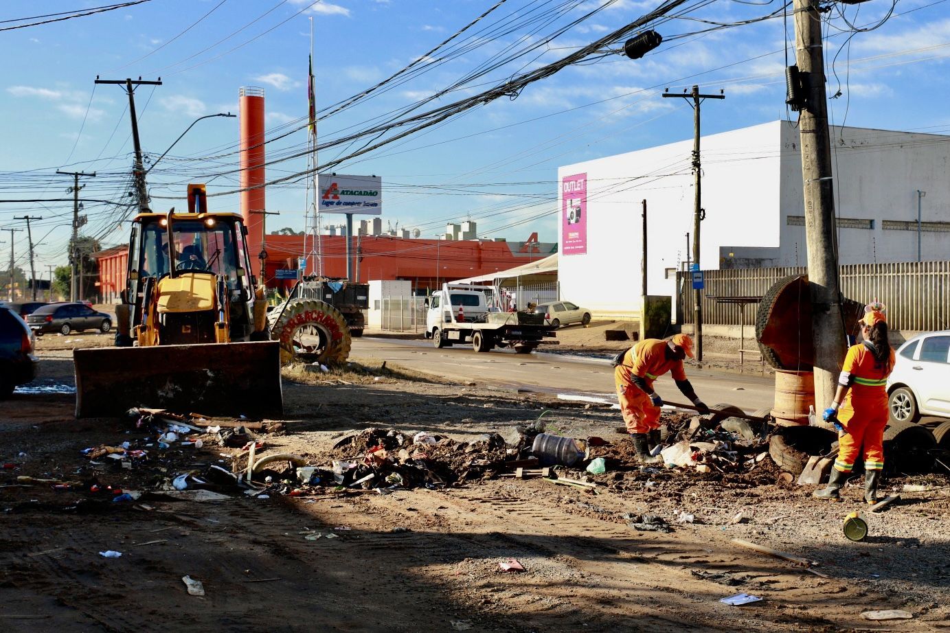 Prefeitura de Porto Alegre faz limpeza das ruas após queda no nível da enchente