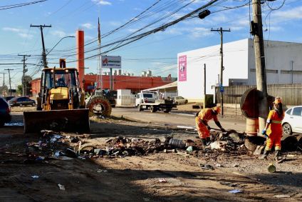 Prefeitura de Porto Alegre faz limpeza das ruas após queda no nível da enchente