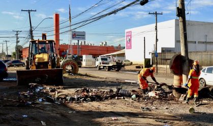 Prefeitura de Porto Alegre faz limpeza das ruas após queda no nível da enchente