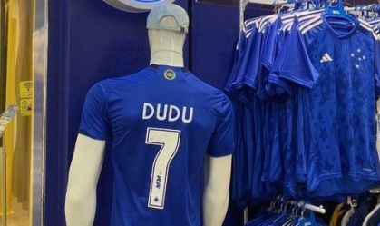 Camisa 7 de Dudu no Cruzeiro tem procura, mas desaparece das lojas; vídeo