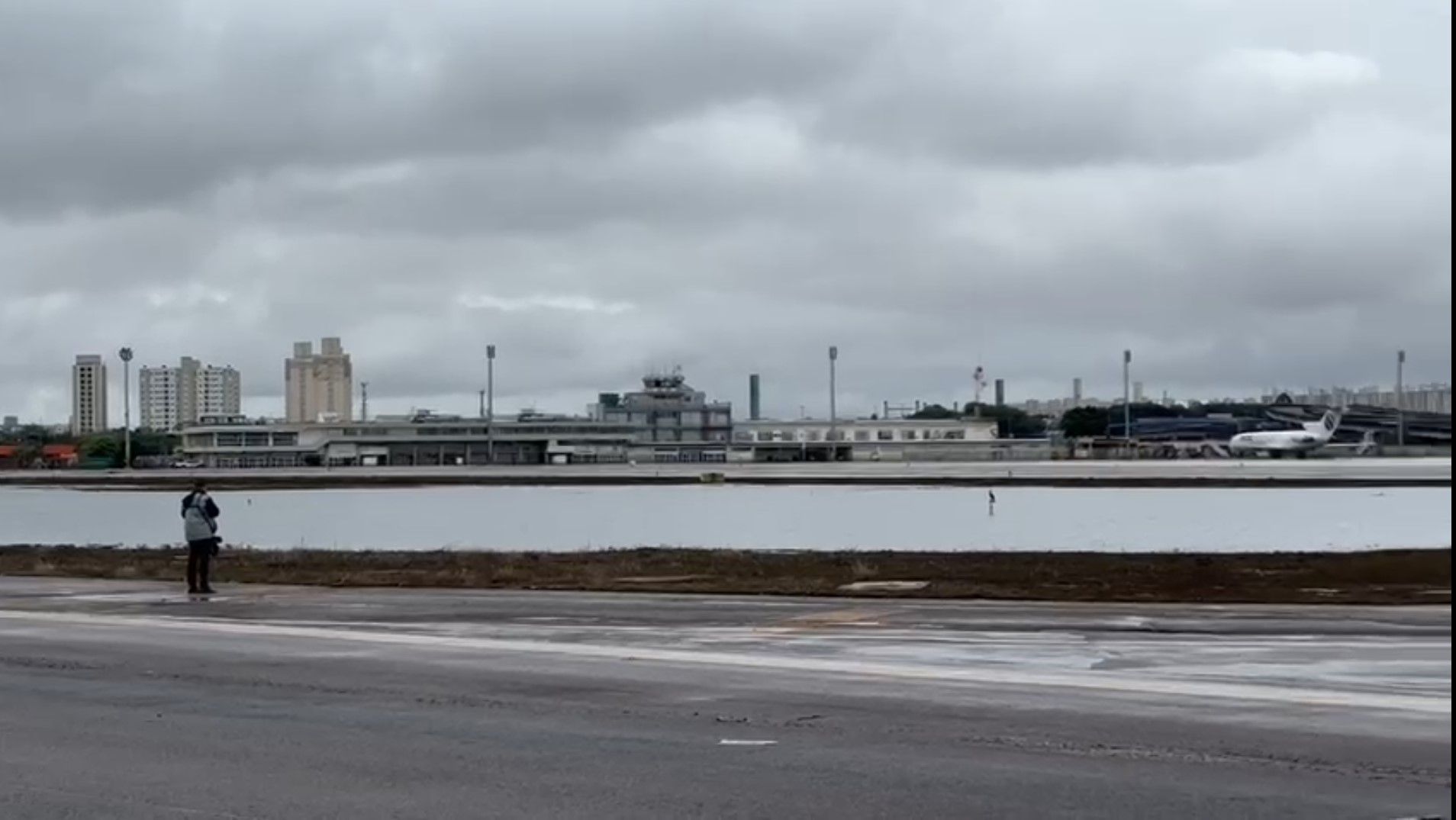 Pista do aeroporto Salgado Filho, em Porto Alegre (RS), em junho de 2024