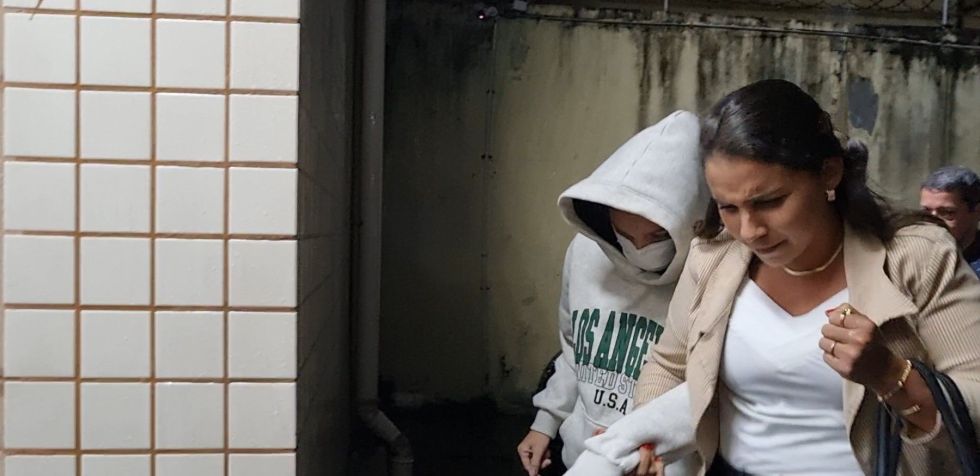 Imagem mostra o momento em que Júlia Cathermol Andrade Pimenta chega à polícia no bairro de Santa Teresa / Reprodução