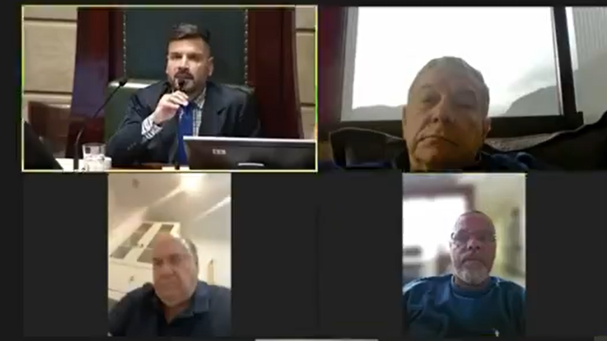 Vereador Cesar Maia (PSD; primeiro da segunda fileira) aparece em banheiro durante sessão plenária da Câmara Municipal do Rio de Janeiro, em 5 de junho de 2024