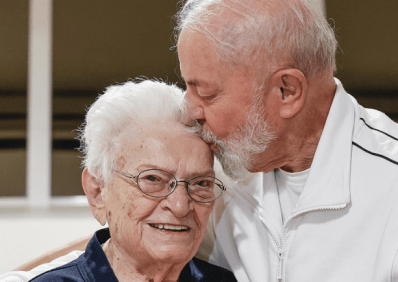 O presidente Luiz Inácio Lula da Silva (PT) visitou a deputada federal Luiza Erundina (PSOL) em hospital de Brasília