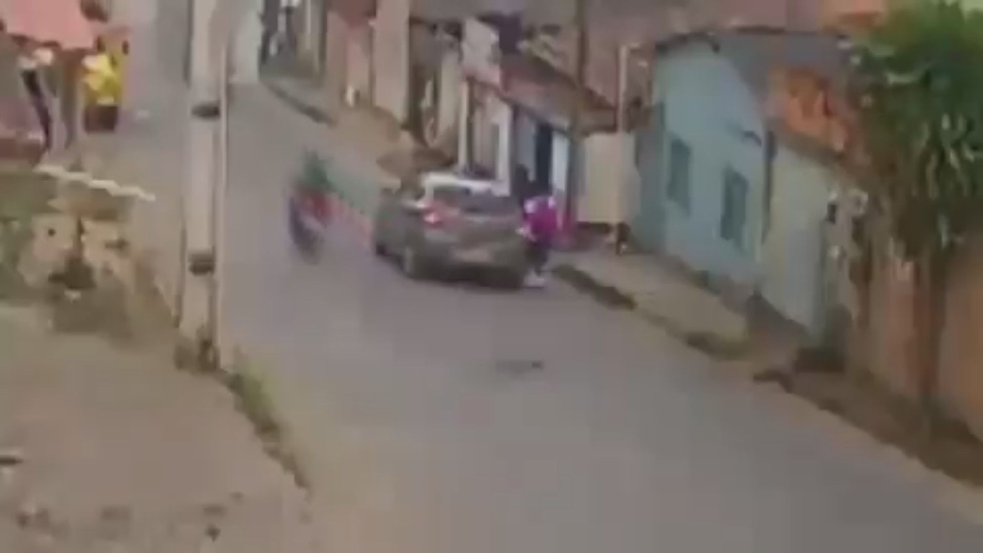 Momento em que a jovem é abordada por policial militar que estava em carro descaracterizado em cidade no interior da Bahia