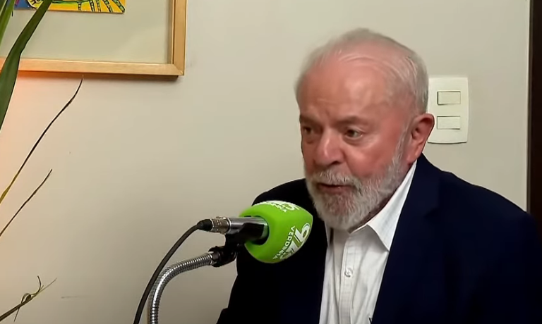 O presidente Luiz Inácio Lula da Silva (PT) em entrevista à Rádio Verdinha, de Fortaleza