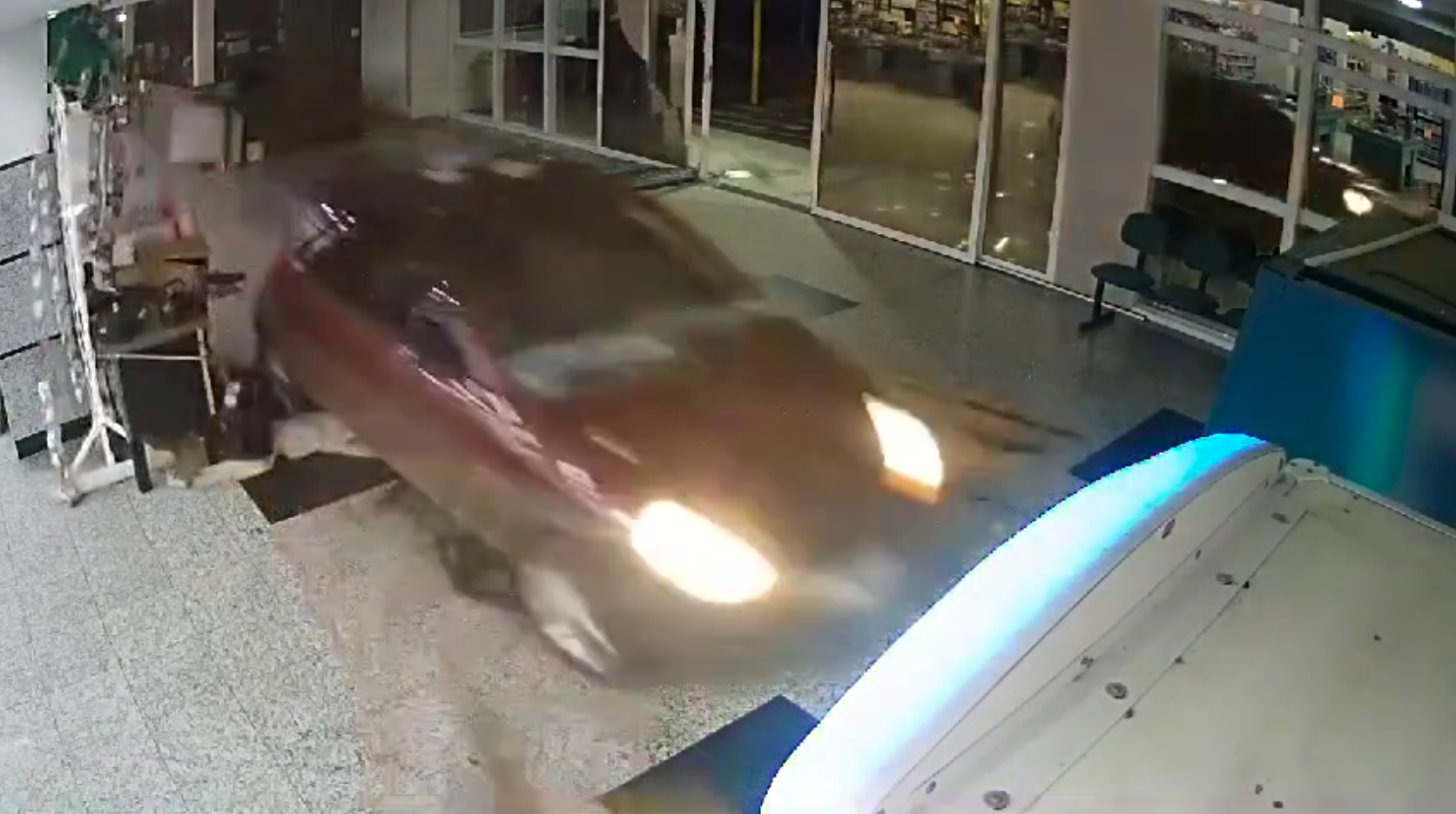 Homem invade supermercado com carro em SC