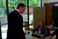 Bardella, presidente de partido da extrema direita, vota em eleições na França