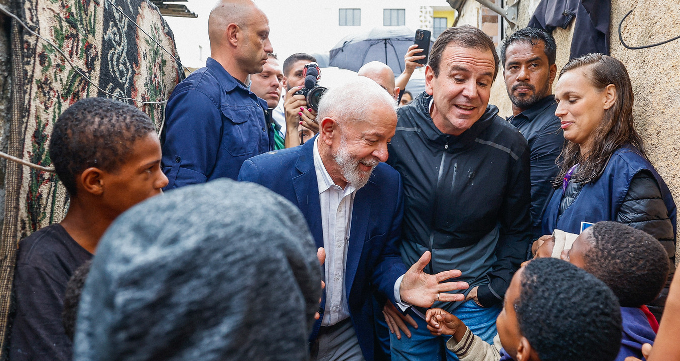 Presidente da República, Luiz Inácio Lula da Silva, durante cerimônia de entrega de unidades habitacionais do Programa Morar Carioca, no bairro de Santa Cruz. Rio de Janeiro, com o prefeito Eduardo Paes