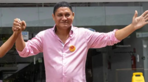 Francinaldo Leão (PSOL) veste camiseta rosa clara e um brocge amarelo com o número 50. Tem pele morena e cabelo preto.