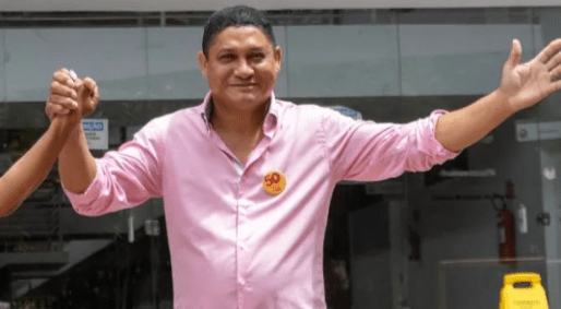 Francinaldo Leão (PSOL) veste camiseta rosa clara e um brocge amarelo com o número 50. Tem pele morena e cabelo preto.