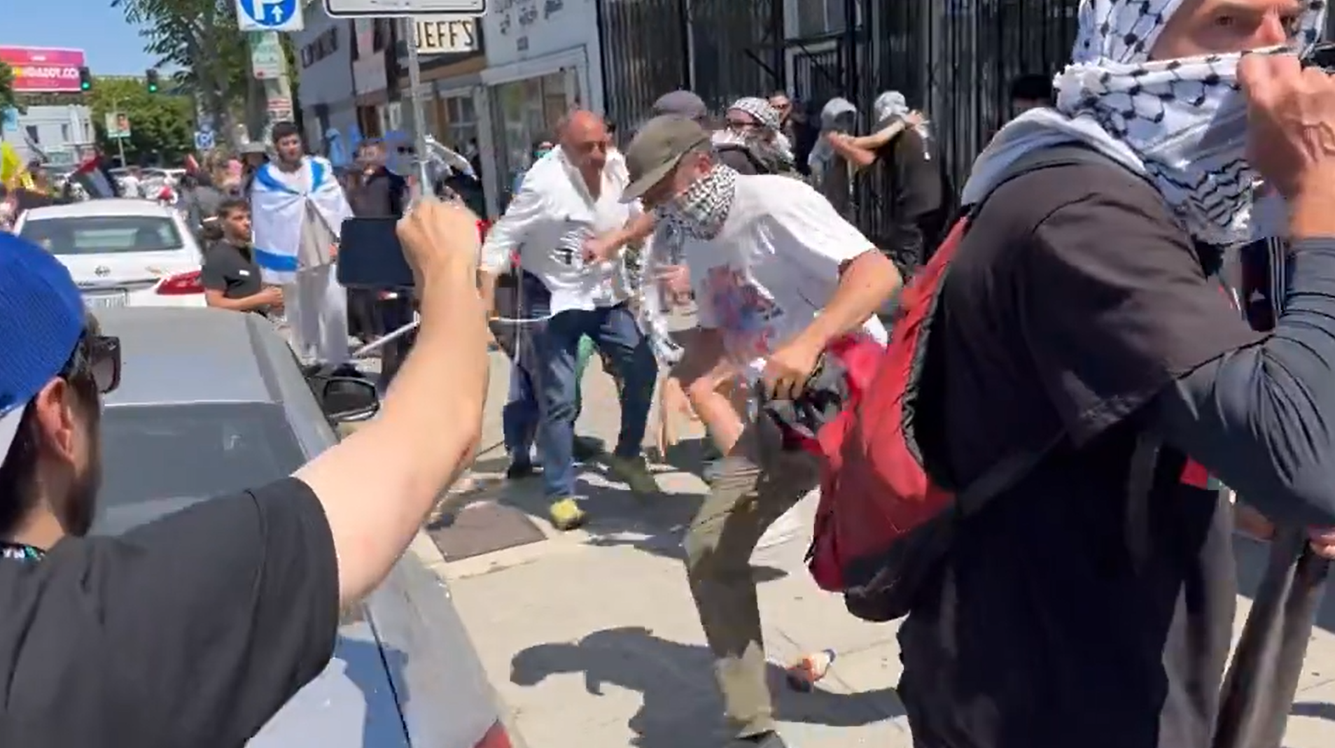 Manifestantes entram em conflito em Los Angeles