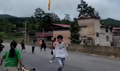 Destroços de suposto foguete espacial atingem vilarejo na China