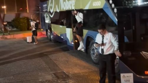 Carlos Miguel é xingado por torcedores em Goiânia