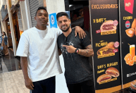Ídolo do São Paulo encontra Alex Sandro e manda recado