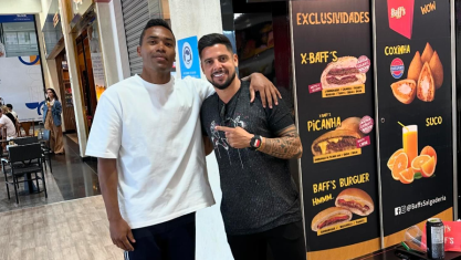 Cotado no São Paulo, Cicinho encontra Alex Sandro em aeroporto
