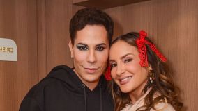 Claudia Leitte e Christian Chávez posaram no camarim do trio da cantora na Micareta São Paulo