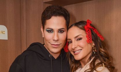 Claudia Leitte e Christian Chávez posaram no camarim do trio da cantora na Micareta São Paulo